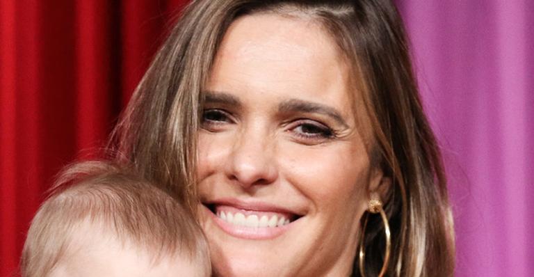 Fernanda Lima posa com a filha nos braços em festival e beleza deixa fãs em choque