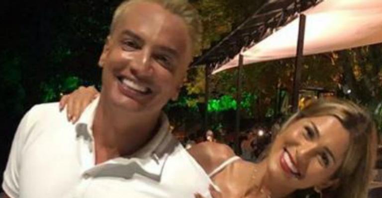No Dia das Mulheres, Leo Dias faz dedicatória para Lívia Andrade: ”Me estendeu a mão”
