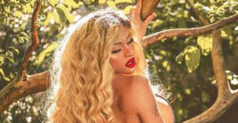 Pabllo Vittar sensualiza de micro biquíni e bumbum gigante rouba a cena