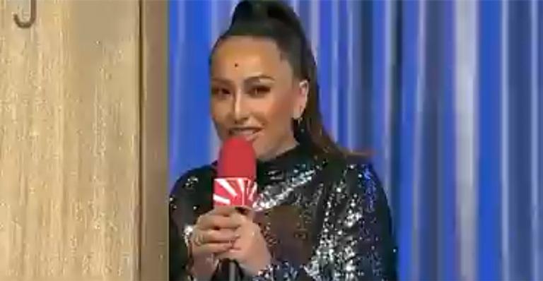 Sabrina Sato reencontra Dhomini em programa de TV e leva cantada: ”Beija muito bem”