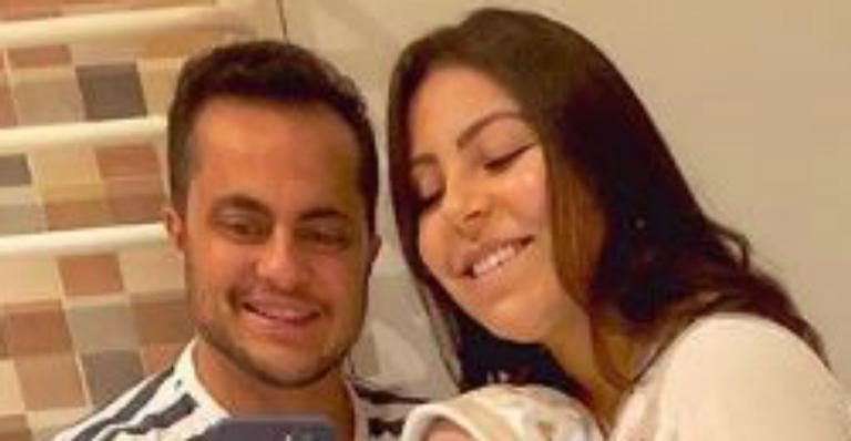 Thammy Miranda reúne a família em clique especial e fofura do filho encanta: ”Bebê lindo!”