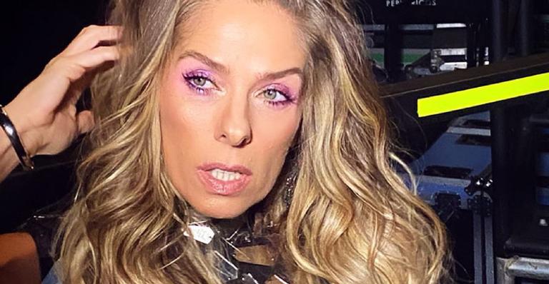 Adriane Galisteu usa vestido transparente e deixa muita pele à mostra em aniversário do marido