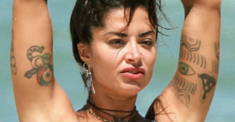 Aline Riscado faz biquíni sumir no bumbum e protagoniza cenas curiosas em dia de praia