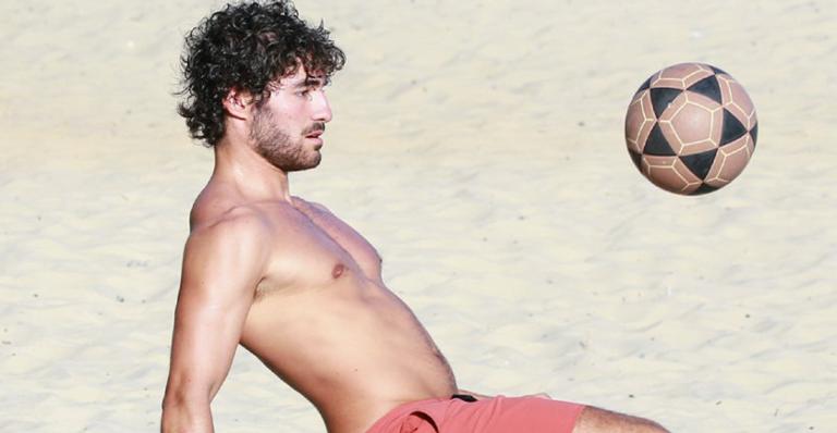Gato da novela das 7, José Condessa bate um bolão ao surgir sem camisa em praia do Rio de Janeiro