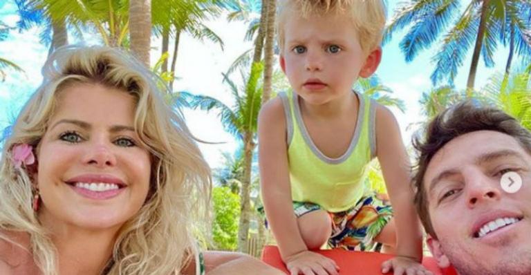Karina Bacchi reúne o marido e o filho em momento família e beleza choca fãs