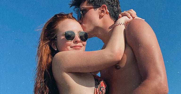 Larissa Manoela troca carícias com namorado em dia de praia: ”Meu carioca preferido”