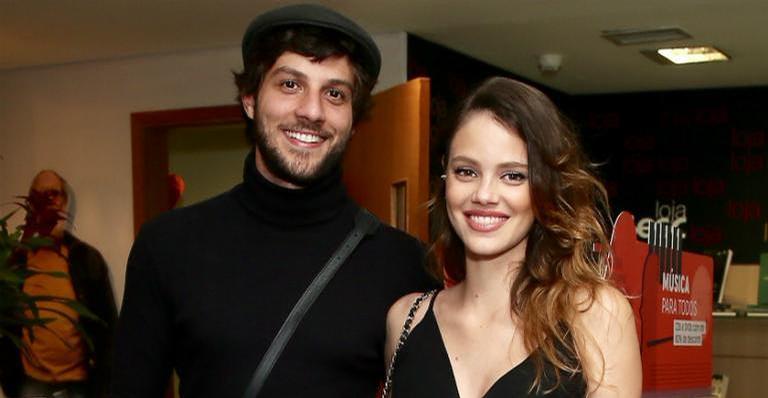 Laura Neiva surge aos beijos com a filha e encanta a web: “Minha vida”