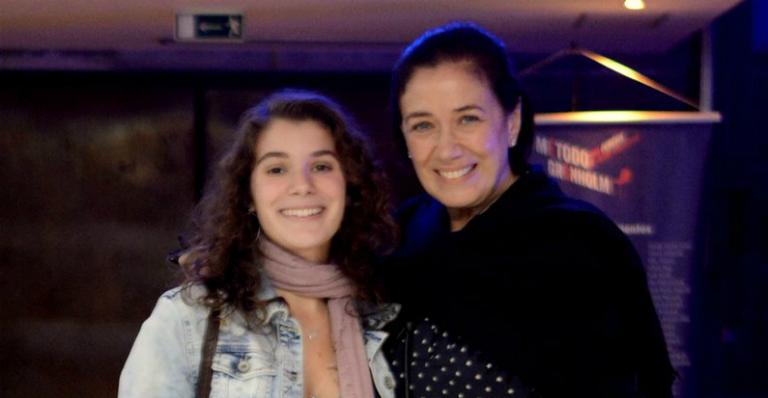Lília Cabral posa sorridente ao lado da filha, Giulia, durante evento