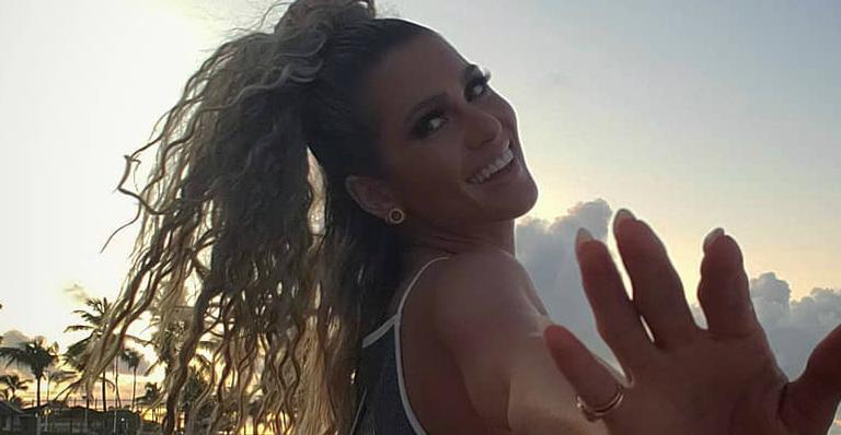 Lívia Andrade surge de shortinho em momento tropical e causa: ”Preparada? Sempre”