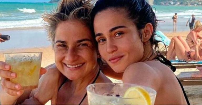 De folga, Nanda Costa curte dia de praia com Lan Lahn e faz se selfie apaixonante
