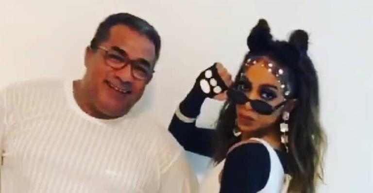 Pai de Anitta apaga postagem nas redes sociais após fãs apontarem transfobia