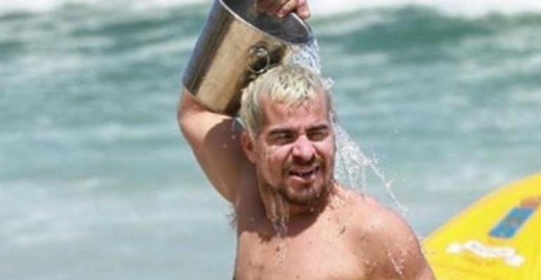 Thiago Martins toma banho de balde e deixa web boquiaberta com clique picante: ”Não tenho estruturas”