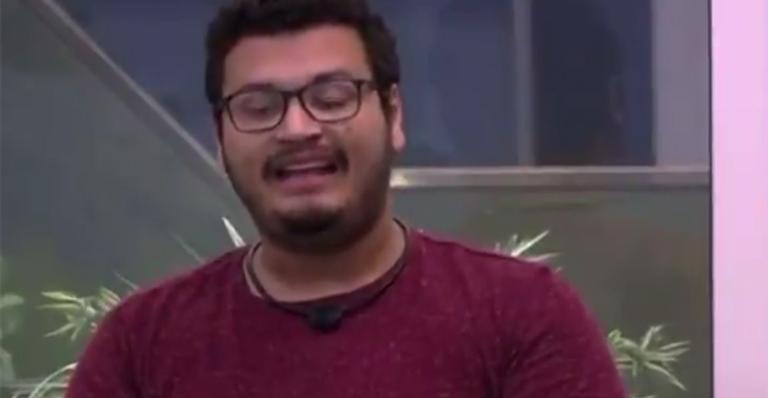 BBB20: Na madrugada, Victor Hugo encontra peça de roupa de Guilherme e protagoniza momento constrangedor