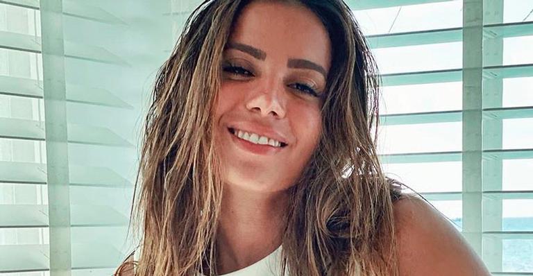 Em viagem luxuosa, Anitta abaixa maiô até o limite e quase mostra demais: ”Auge da beleza”