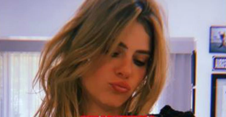 Carolina Dieckmann faz selfie de calcinha após noite com o marido