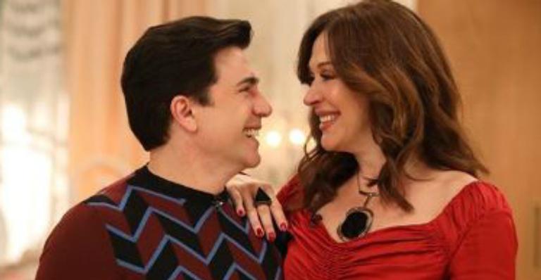 Claudia Raia posa em momento romântico durante viagem a dois com o marido