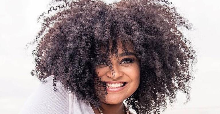Ex-BBB Rízia Cerqueira posa com lindo look e exibe o barrigão de gravidez