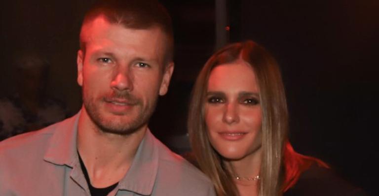 Fernanda Lima escolhe look com decotaço e atrai holofotes ao ir em desfile de moda com Rodrigo Hilbert