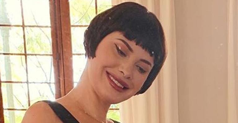 Grávida, Mayana Moura exibe seu barrigão de 6 meses em quarto decorado do filho