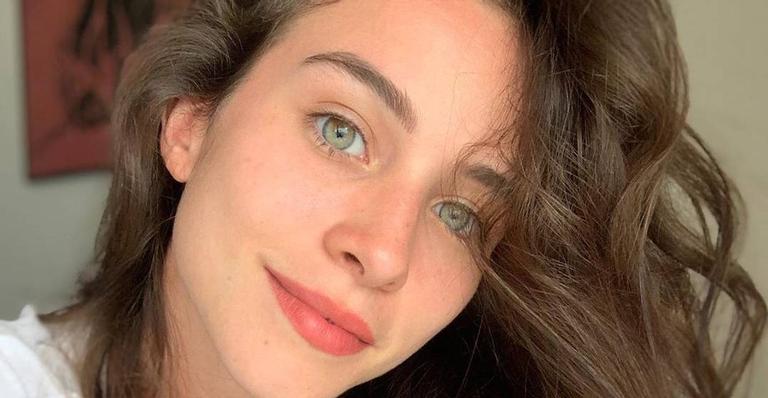 Laryssa Ayres posa coladinha da namorada em clique espontâneo e se declara: ‘Na melhor vibe certa com você’