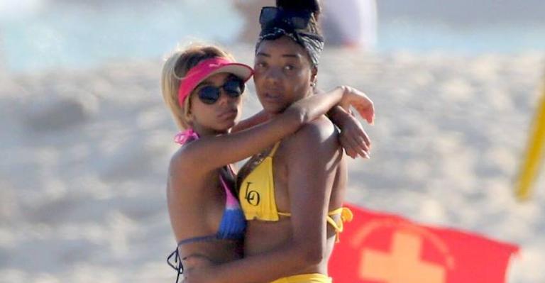Ludmilla curte dia de praia ao lado da esposa, Brunna Gonçalves