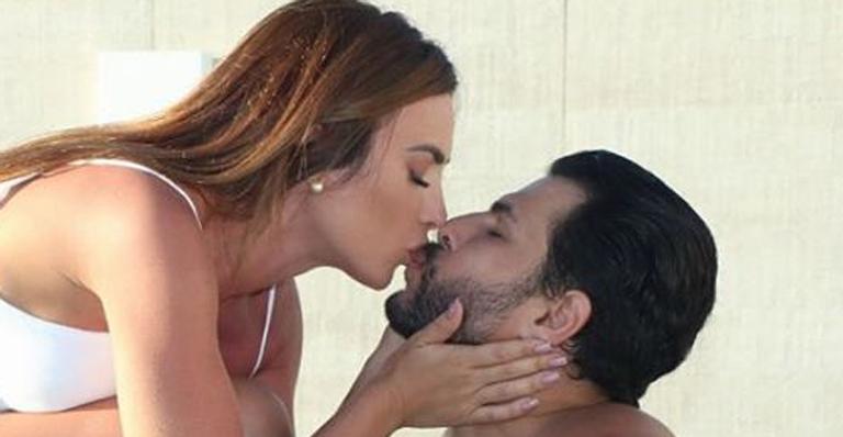 Nicole Bahls beija marido em clique ousado na mansão do casal: ”Amor verdadeiro”