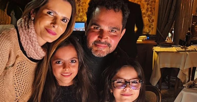 Pais querem impedir gêmeas do cantor Luciano de frequentar a escola, diz programa de TV