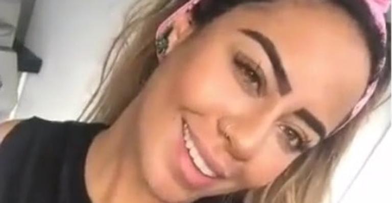 Rafaella Santos posa de camisetinha e deixa barriga escapar pela primeira vez desde os rumores de gravidez