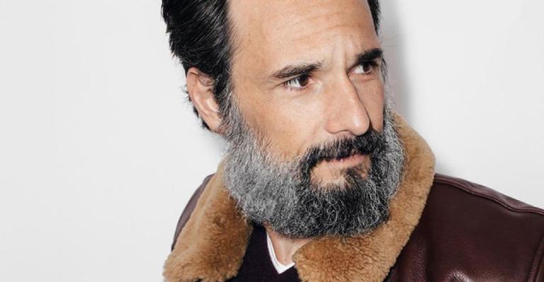 Rodrigo Santoro abandona barba enorme e encanta web com visual ‘cara limpa’: ”Sensacional”