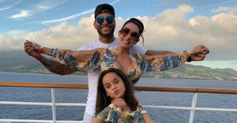 Scheila Carvalho encanta fãs ao abrir álbum de viagem em família: ”Lindos!”