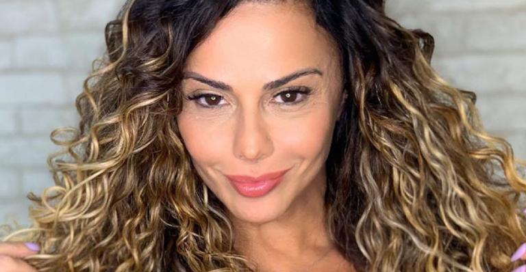 Viviane Araújo relembra foto de infância com a prima e encanta a web: ”Tão fofinha”