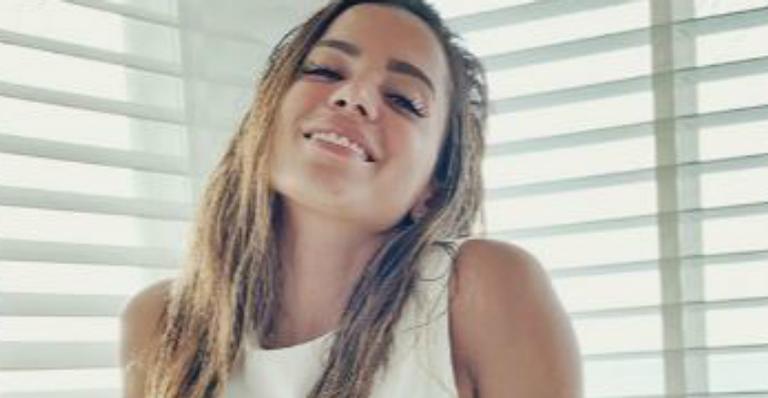 Em clique poético, Anitta surge deslumbrante em clique de biquíni pelas Maldivas