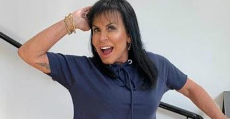 Aos 60 anos, Gretchen deixa barriguinha seca e tatuagem íntima à mostra