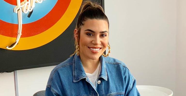 Após lipoaspiração, Naiara Azevedo posa com vestido coladíssimo e ostenta resultado: ”Começamos a desinchar”