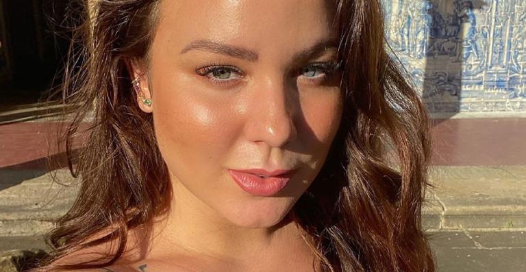 Ex-BBB Maria Claudia arranca suspiros ao surgir só de biquíni renovando o bronzeado: ”Mulherão”