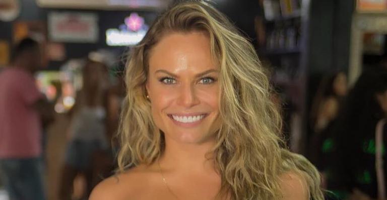 Ex-BBB Nati Casassola posa completamente nua e deixa marquinha de sol à mostra: ”Obra de arte”