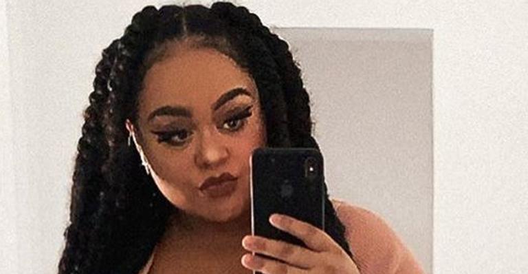 Ex-BBB Rízia Cerqueira posa exibindo o barrigão com vestido coladinho