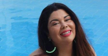 Fabiana Karla posa toda sorridente com o namorado em momento espontâneo: ‘Você coisou meu coração’