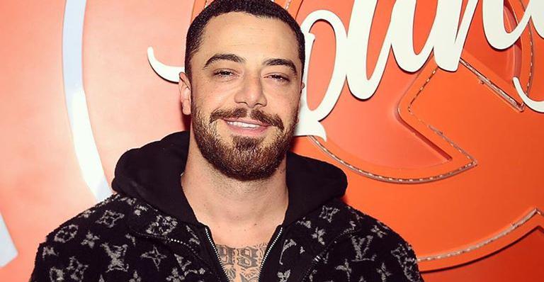 Felipe Titto faz clique raríssimo com os irmãos e semelhança choca fãs: ”Quase não sei quem é você”