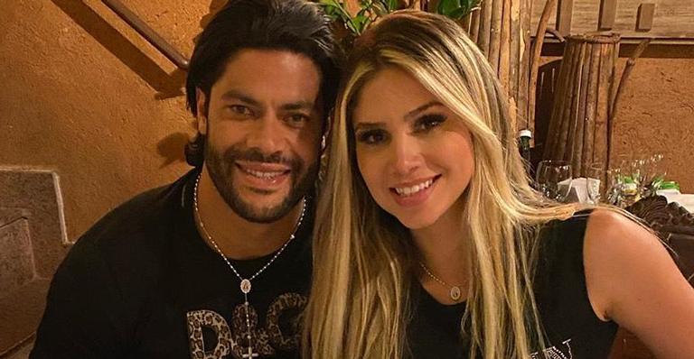 Hulk Paraíba ostenta aliança de compromisso durante jantar romântico com a namorada, Camila Ângelo