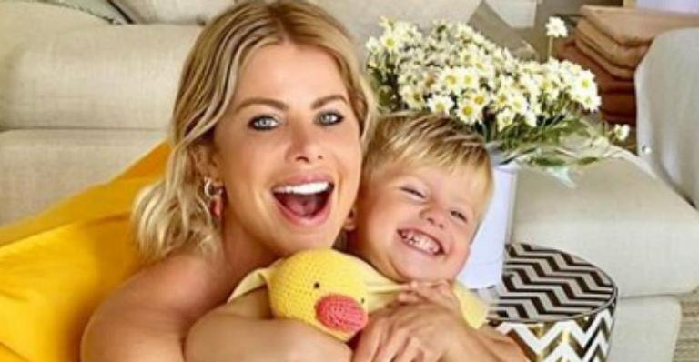 Karina Bacchi surge agarrada com o filho e desabafa: ”Reality mais intenso e desafiador da vida”