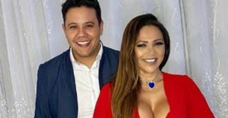 Mãe de Lexa ganha aliança de compromisso pra lá de luxuosa e espanta fãs