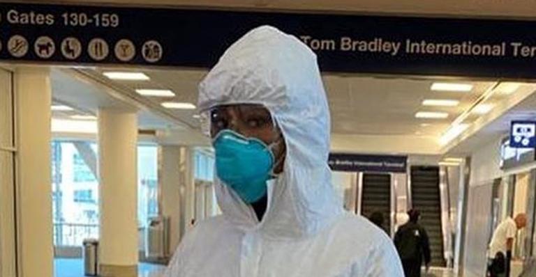 Modelo famosa é flagrada com roupa ‘anti-coronavírus’ e causa espanto na web