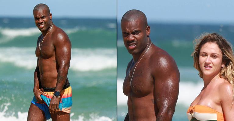 Rafael Zulu vai à praia com a namorada e eleva a temperatura com momento ousado