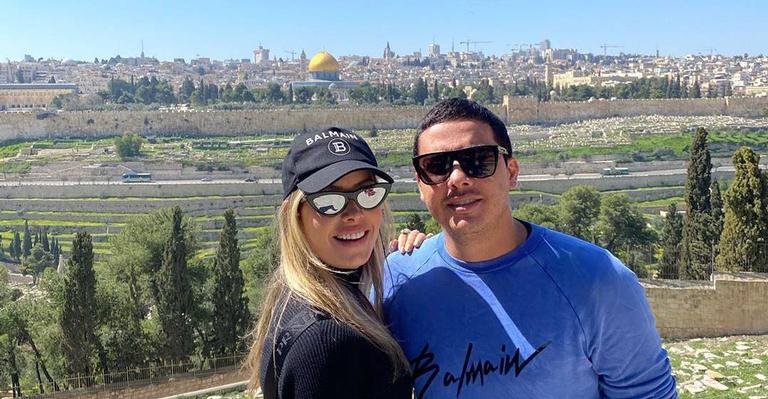 Thyane Dantas e o marido posam com a cara no sol durante viagem à Israel