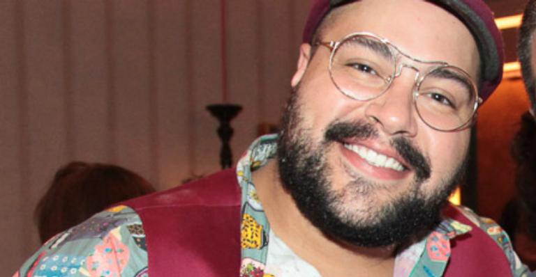 Em raro clique, Tiago Abravanel prestigia evento ao lado do marido gato