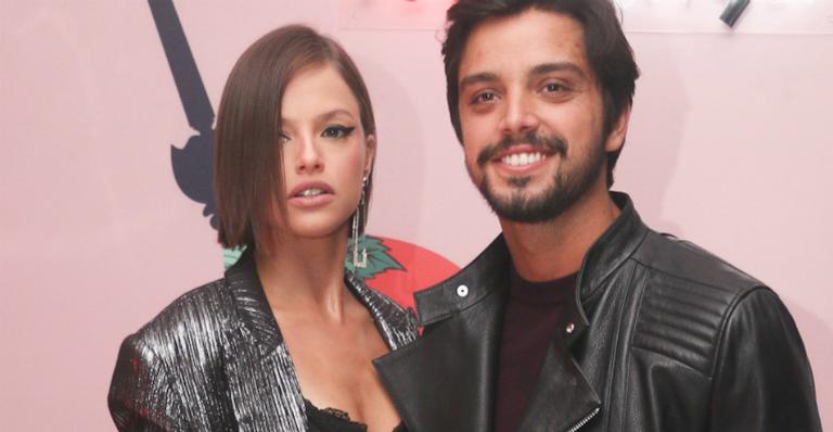 Agatha Moreira deixa sutiã à mostra em look ousado durante evento com Rodrigo Simas