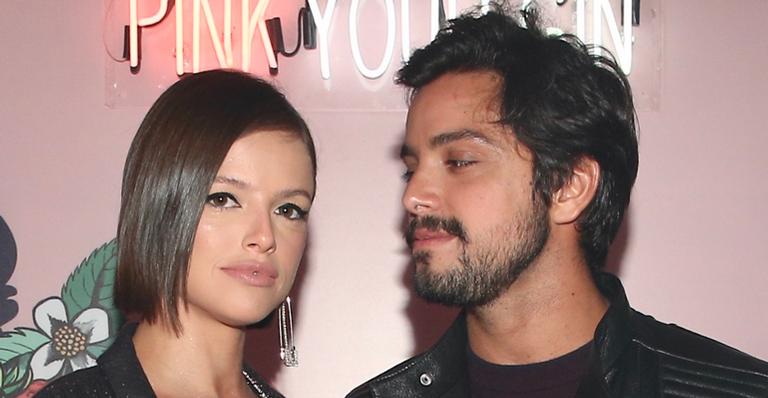 Agatha Moreira elege look bem sexy, deixa sutiã de fora e troca beijos quentes com Rodrigo Simas