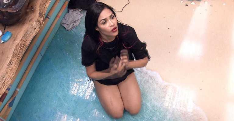 BBB20: Flayslane se ajoelha e pede perdão a Daniel por ter reagido a comentário machista