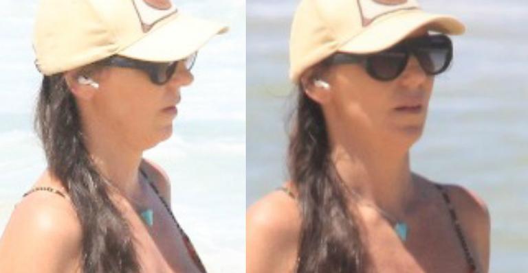 Discreta, Glenda Kozlowski desfila corpão com microbiquíni em praia do Rio de Janeiro